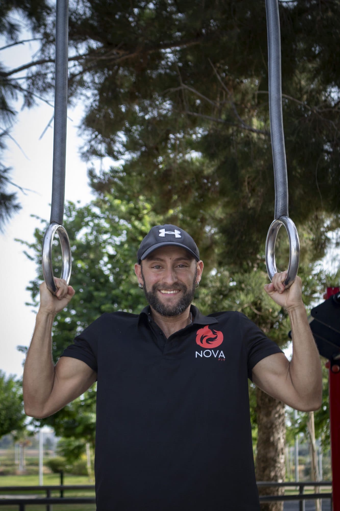 Javier Romero, entrenador personal de NovaFit, entrenando en anillas