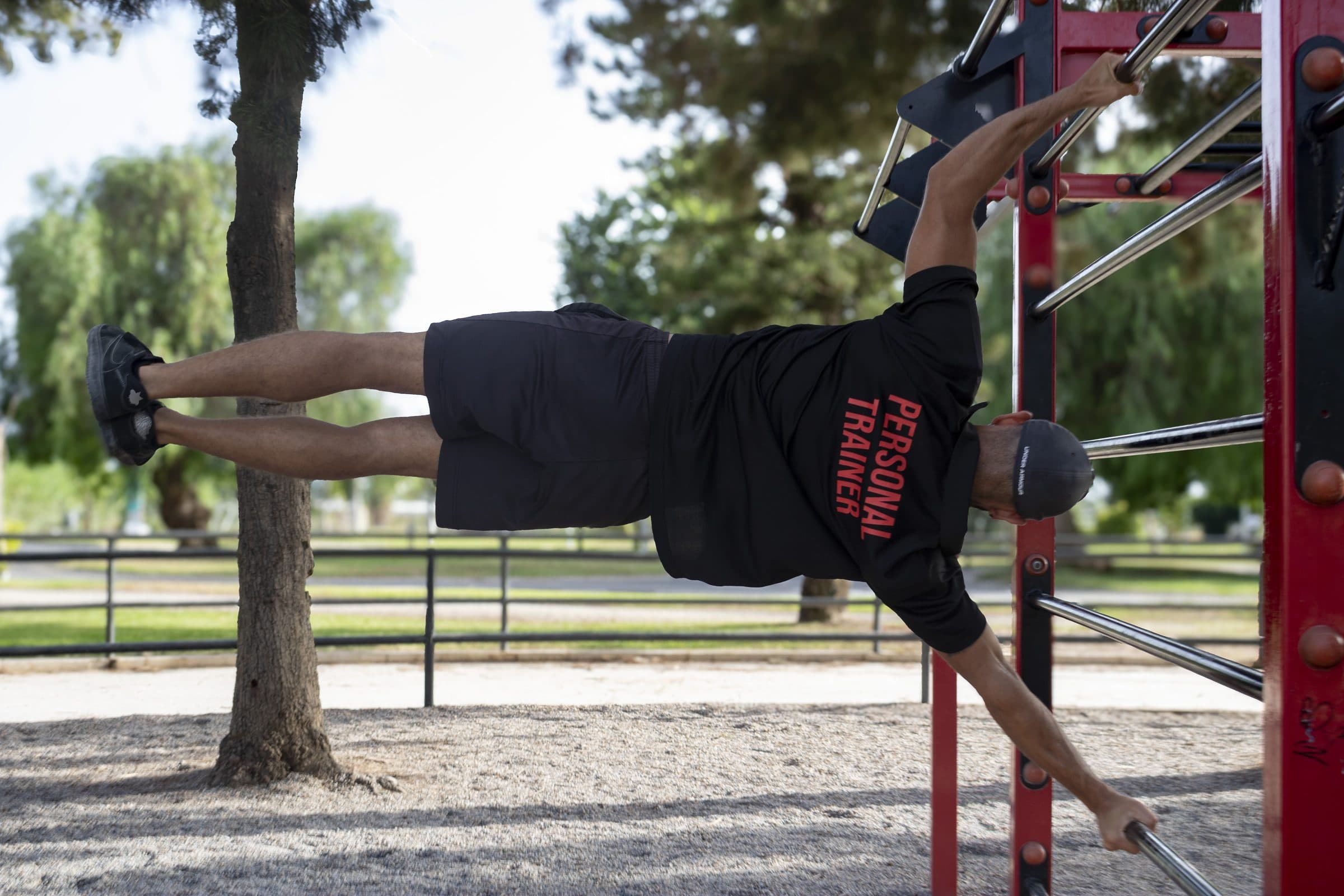 Entrenamiento de calistenia al aire libre con NovaFit