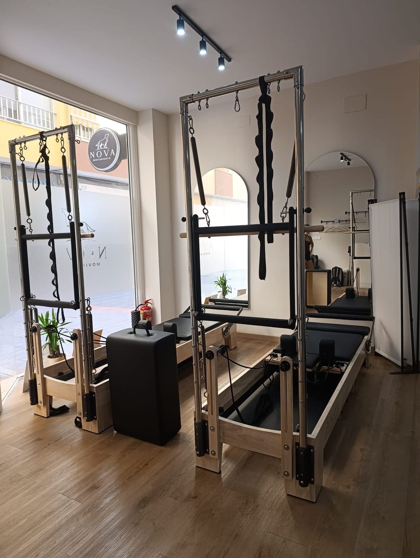 Máquinas de Pilates Reformer con torre en el estudio Nova Movimiento de Almuñécar